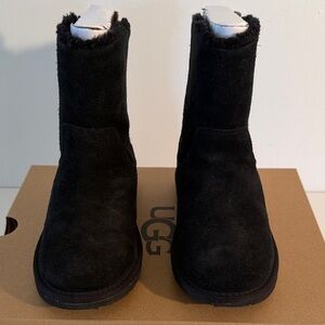 UGG Classic Black Shearling Boots Girls Sz US 1